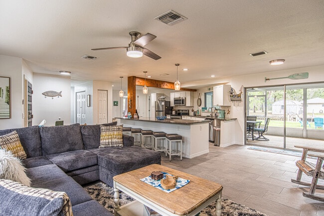 Building Photo - 3713 N Suwanee Pt Unit ID1049750P