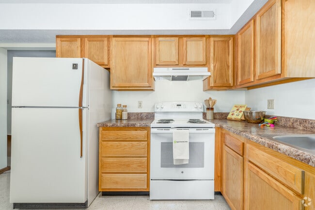 2BR, 1BA - 885SF - Kitchen - Garden Park Apartments