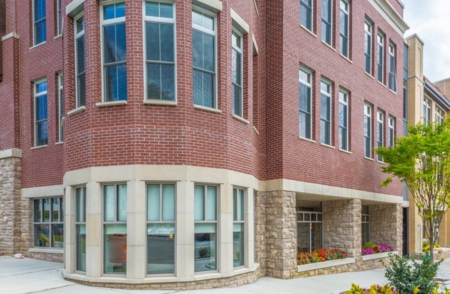 Building Photo - The Avenue at Crestwood