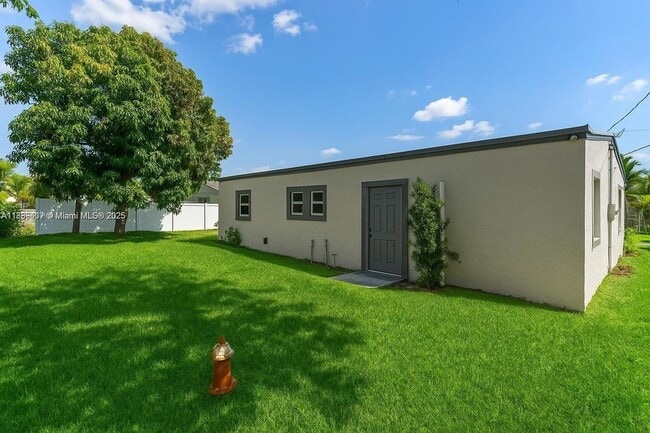 Building Photo - 607 SW 3rd St Unit 1