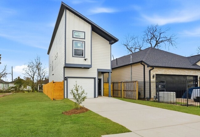 Photo - 3320 Francis St