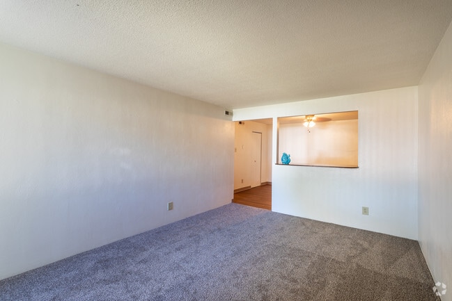 1BR, 1BA - 700 SF - Evergreen Manor