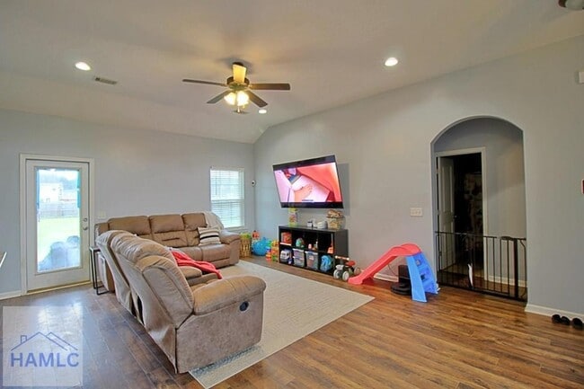 Photo - 452 Huntington Dr