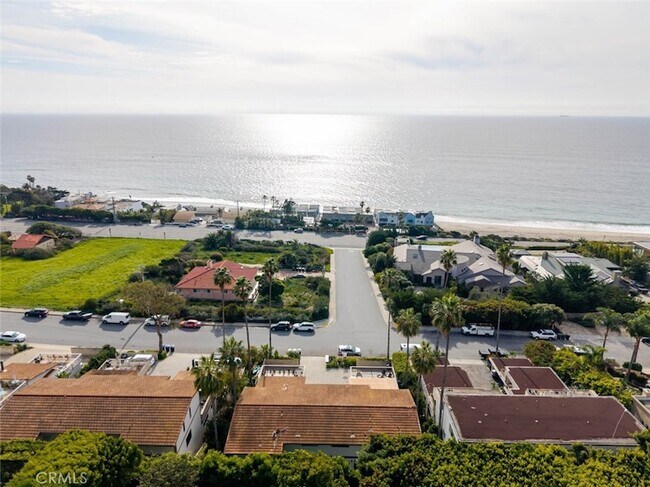 Photo - 11813 Ellice St