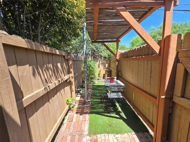 Photo - 10605 Newmont Rd