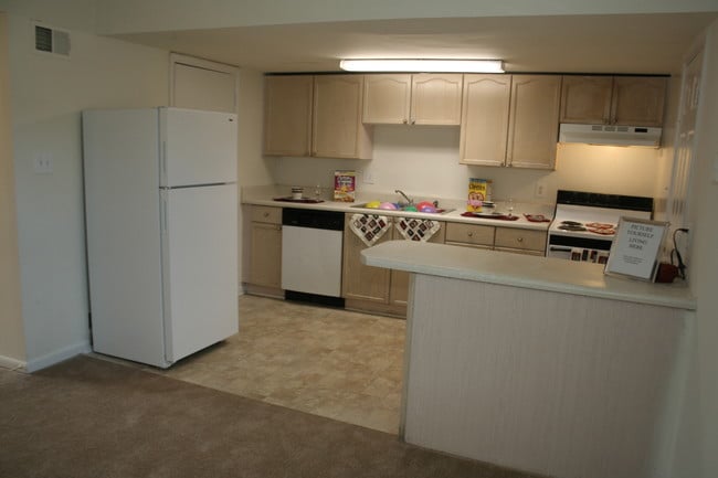 Photo - Colonial Square