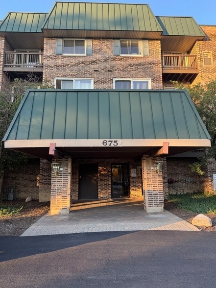 Building Photo - 675 Grove Terrace Unit 113