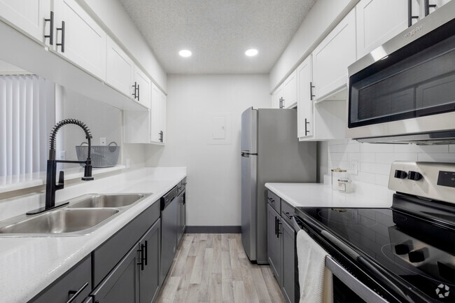 2BR, 1BA - 863SF - Kitchen - Serafina at South Mountain