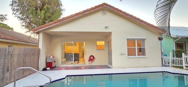 Photo - 661 Lake Wellington Dr