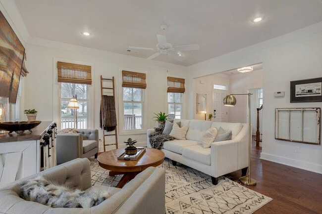 Building Photo - 488 S Block Ave Unit ID1221790P