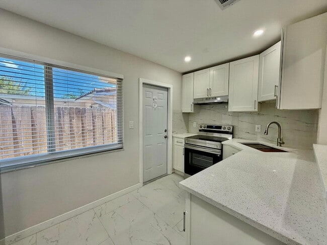 Photo - 1652 NE 33rd St Unit B
