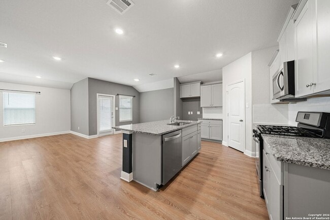 Photo - 1080 Amble Oak