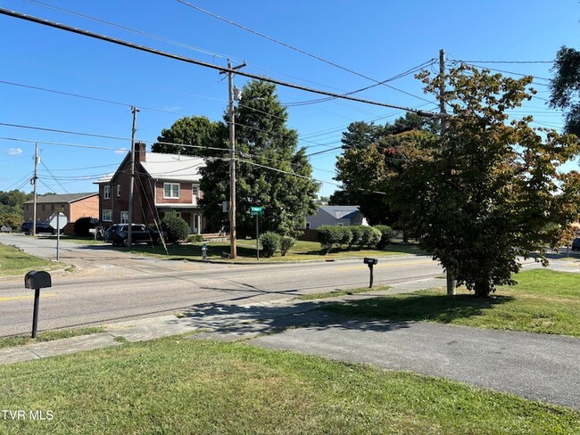 Photo - 2703 W Walnut St