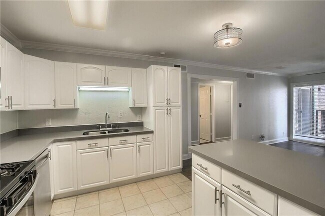 Photo - 1304 Summit St Unit 107