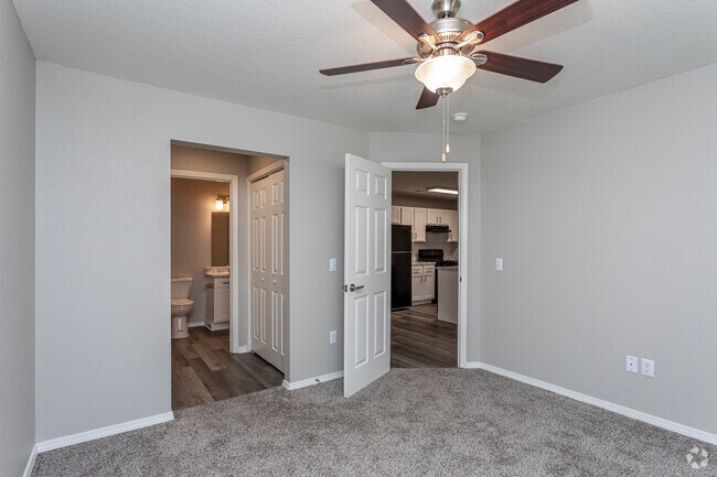 2BR, 2BA - 905 SF - Evergreen - 412 Crossing