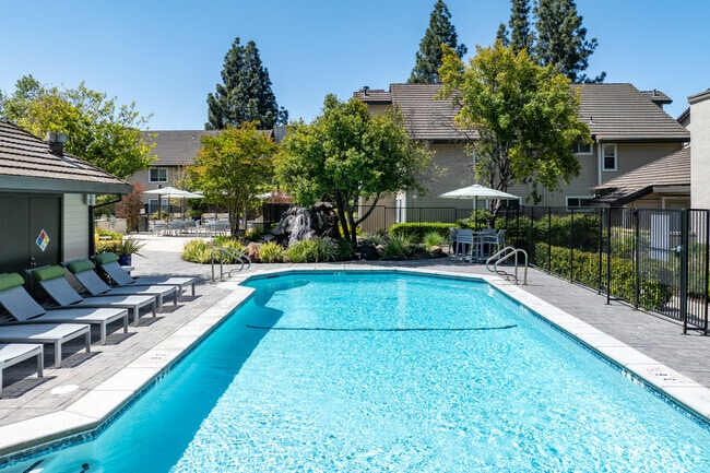 Pool - Chardonnay Gardens