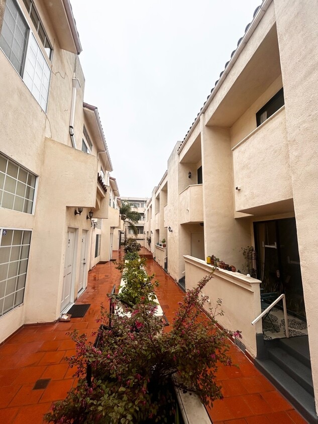 Floor Plan - 1742 Barry Ave #2