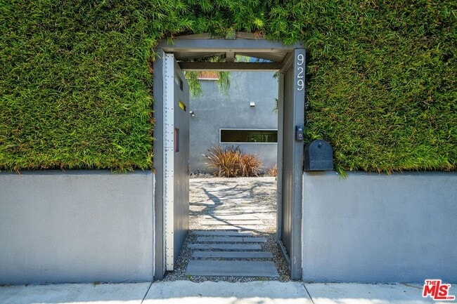 Photo - 929 Dickson St