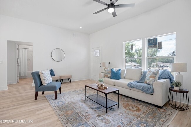 Photo - 7467 Donald St