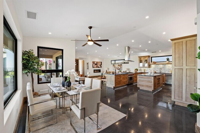 Photo - 5572 Rainier St