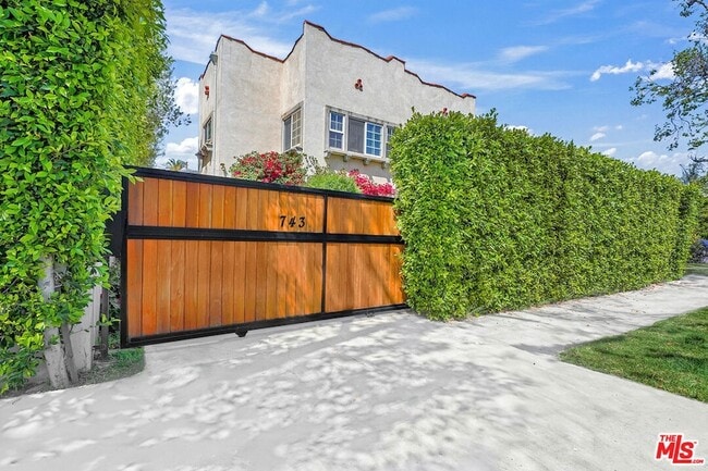 Photo - 743 N Las Palmas Ave