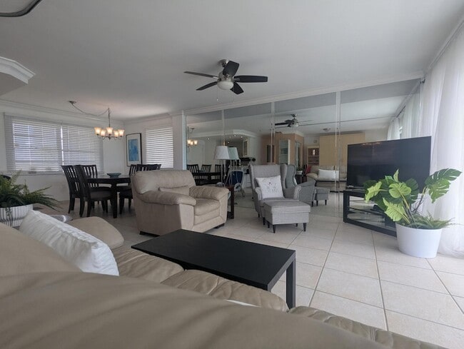 Building Photo - 220 Kings Point Dr Unit 501