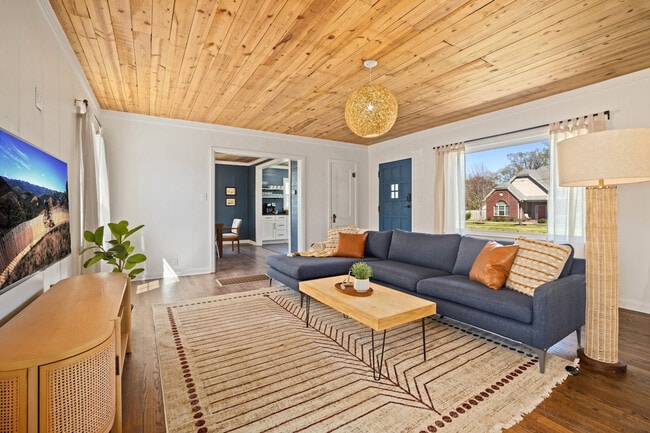 Building Photo - 337 NW A St Unit ID1221794P