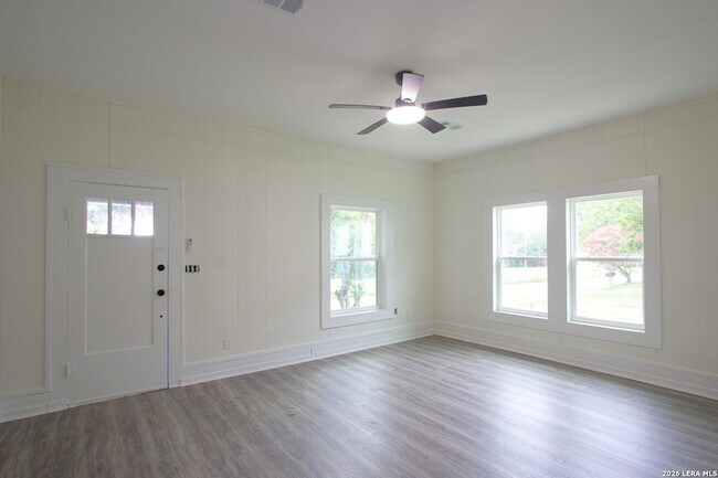Photo - 106 N Pear St
