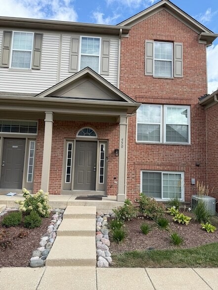 Building Photo - 550 Conservatory Ln