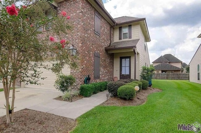 Building Photo - 18177 Pinehurst Dr