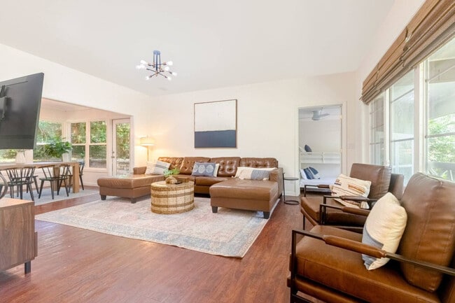 Building Photo - 318 SW 27th St Unit ID1359097P