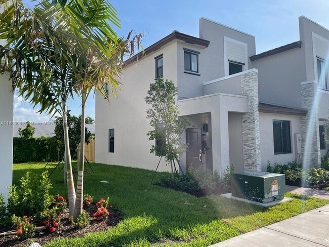 Photo - 945 NE 211th St