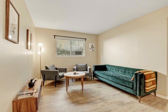 Building Photo - 803 W 28th St Unit 103