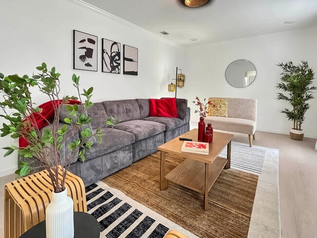 Building Photo - 216 Pinecrest Pl Unit ID1244792P