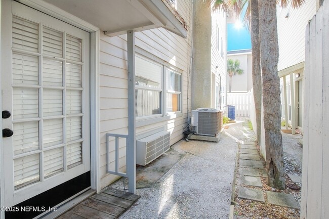 Building Photo - 4 20th Ave S Unit LOWER