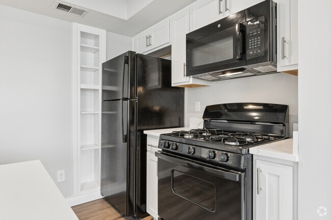 2BR, 1BA - 963SF - Kitchen - The Vista at Rocky Fork