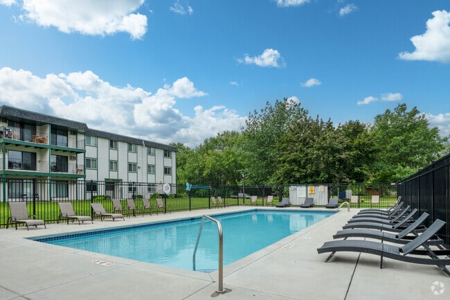 Pool - The Oaks of Lakeville