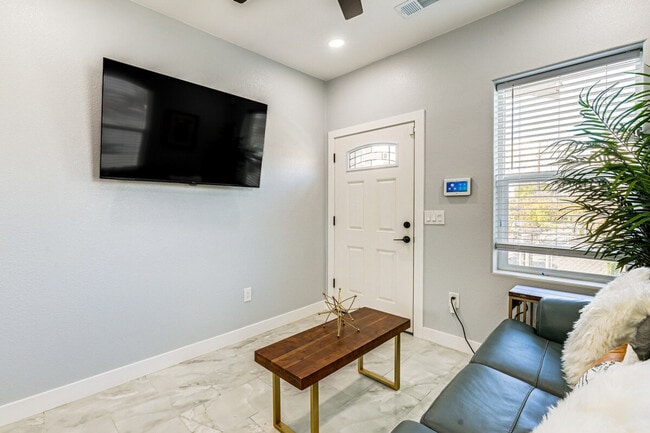 Photo - 226 E 10th St Unit SI ID1307165P