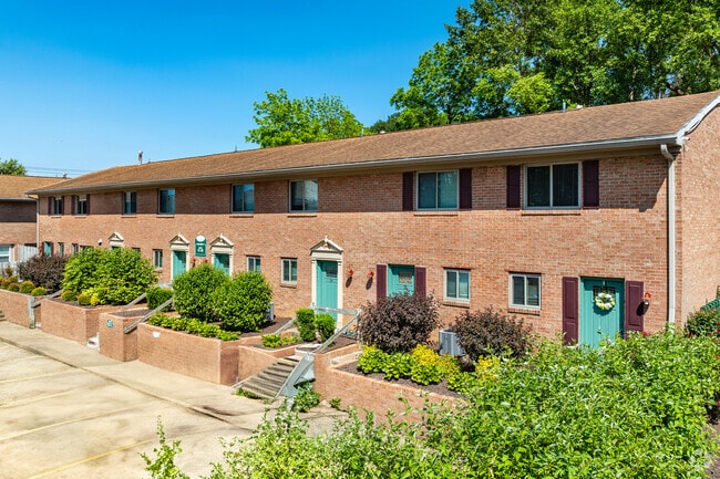 Building Photo - Greenbriar Gardens