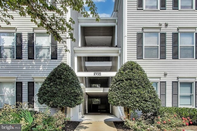 Building Photo - 10021 Vanderbilt Cir Unit 14