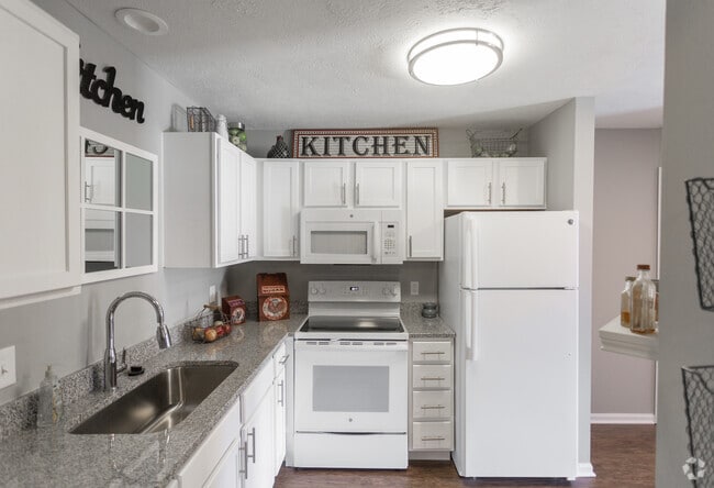 2BR, 2BA - 961 SF - Lakeview Court Apartments