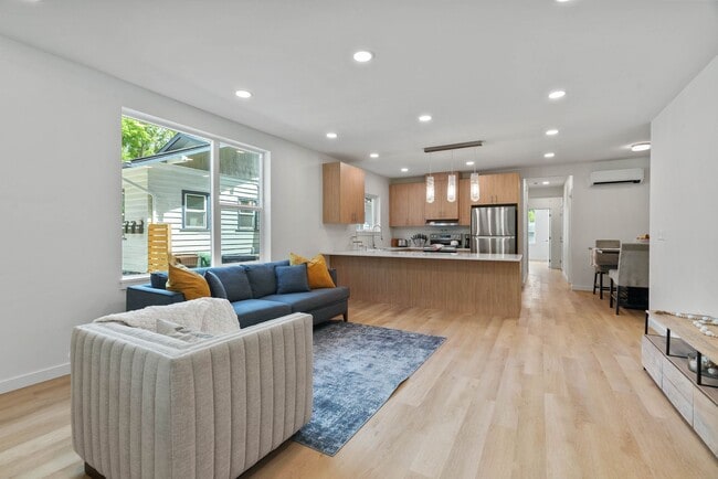 Building Photo - Manito 6