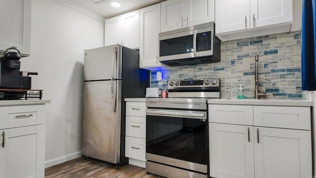 Building Photo - 137 Carnation Ave Unit B