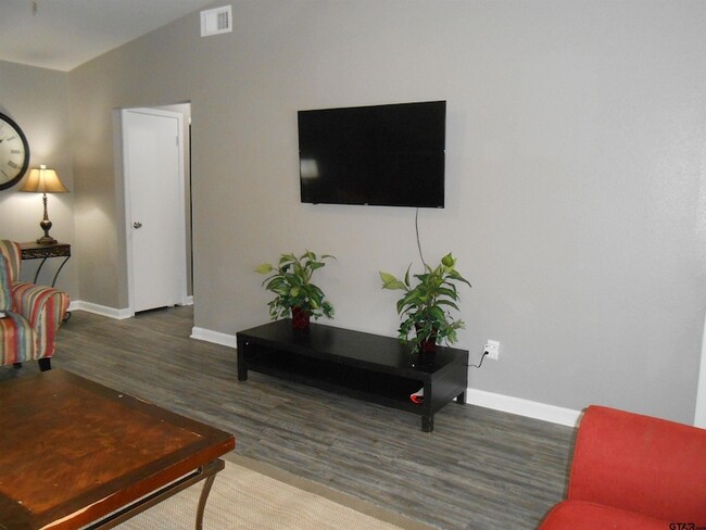 Photo - 7108 Gatewood Dr