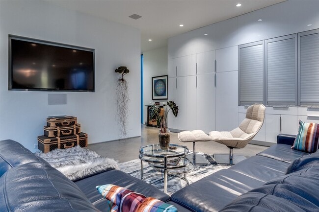 Photo - 2300 N Carroll Ave