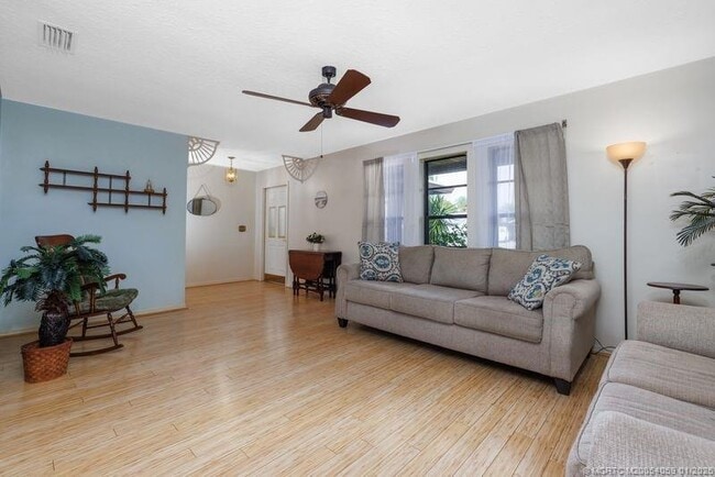 Photo - 160 SE Duxbury Ave