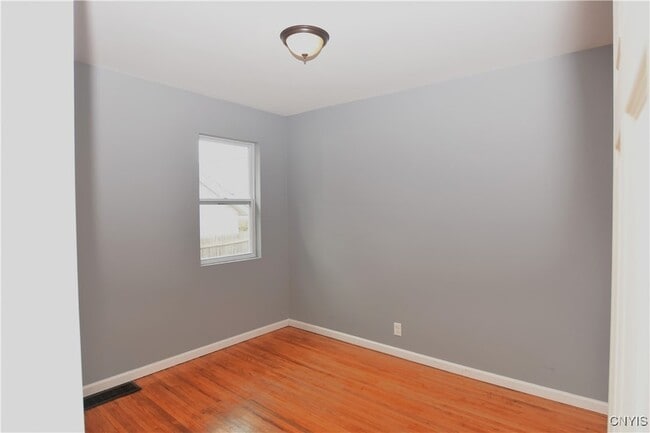 Photo - 112 Woodlawn Ave W