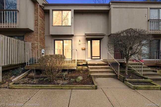 Building Photo - 1432 Oakbrook E Dr Unit 68
