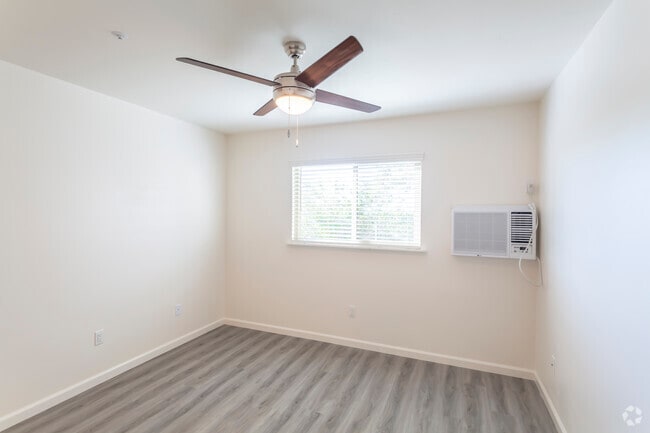 1 BR, 1 BA - 700 SF - Essex Heights