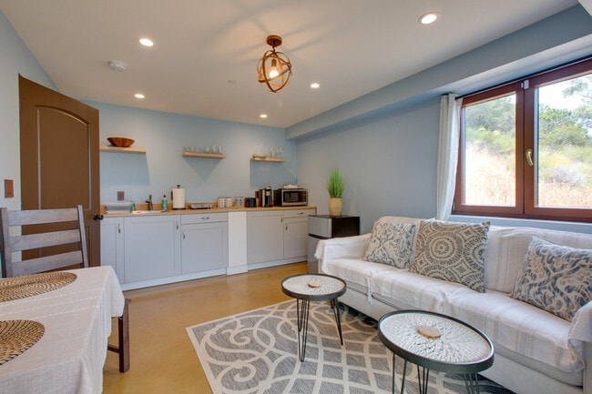 Building Photo - 630 Kingston Rd Unit ID1307502P